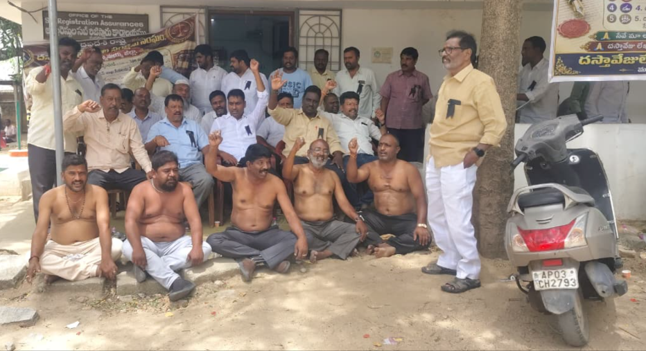 జీవో 396 వెంటనే రద్దు చేయాలి దస్తావేజు రచయితల ఆందోళన ఉధృతం.. అర్ధనగ్న ప్రదర్శనతో నిరసన